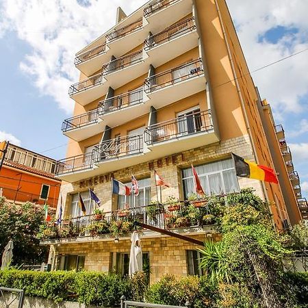 Hotel Minerva Пьетра-Лигуре Экстерьер фото