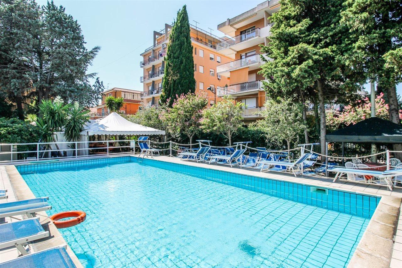 Hotel Minerva Пьетра-Лигуре Экстерьер фото